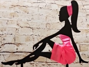 девушка сидящая с текстилем